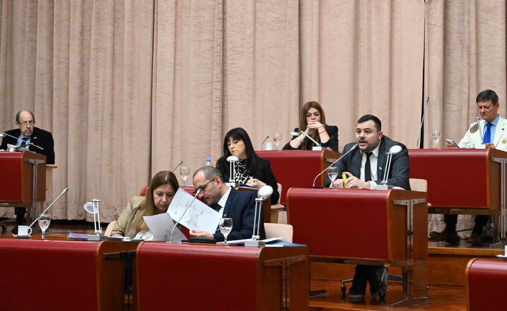 La Legislatura aprobó los convenios para ejecutar obras en las Rutas Nacionales N° 3 y 40 y, a la vez, desendeudar a la Provincia