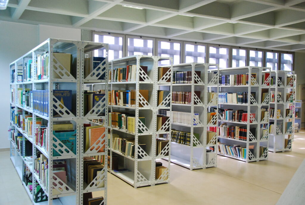 El fondo bibliográfico de la biblioteca está organizado en estanterías que contienen más de 11.000 ejemplares.
