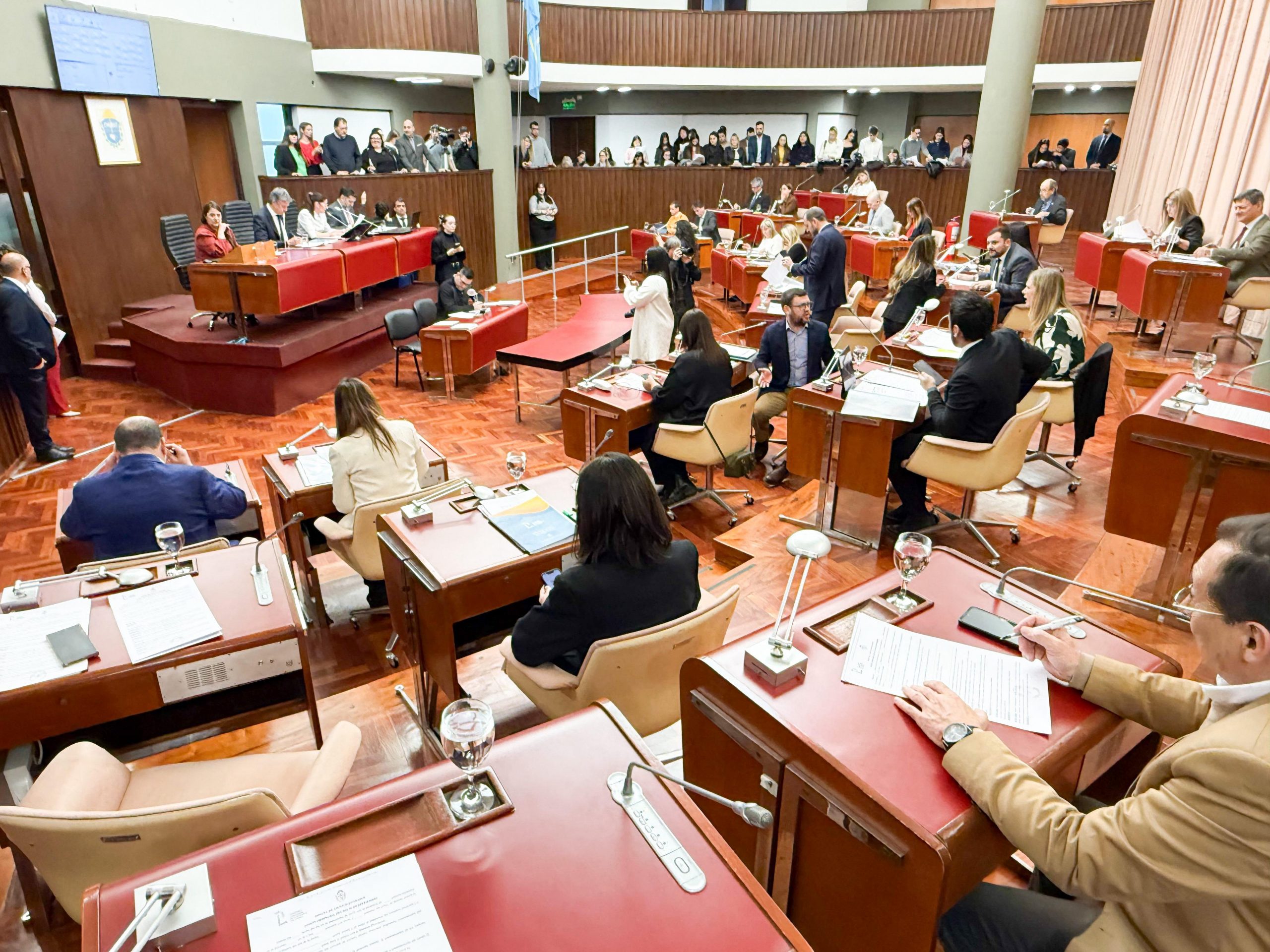 El Recinto en Sesión con los diputados en sus bancas, el taquígrafo tomando notas y las autoridades presidiendo la sesión. De fondo se ven los palcos desde donde los asistentes pueden seguir la sesión