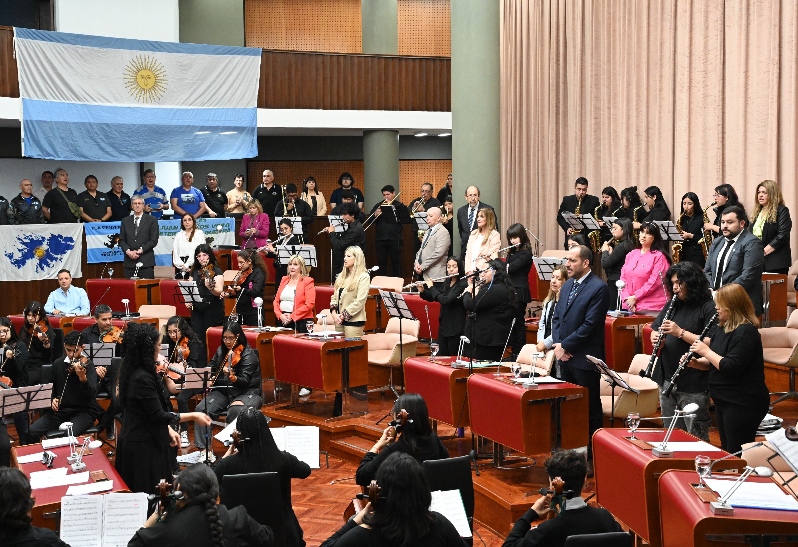 Recinto antes del inicio de la sesión cuando son invitados artistas a exponer su música y entonar las estrofas del Himno Nacional Argentino